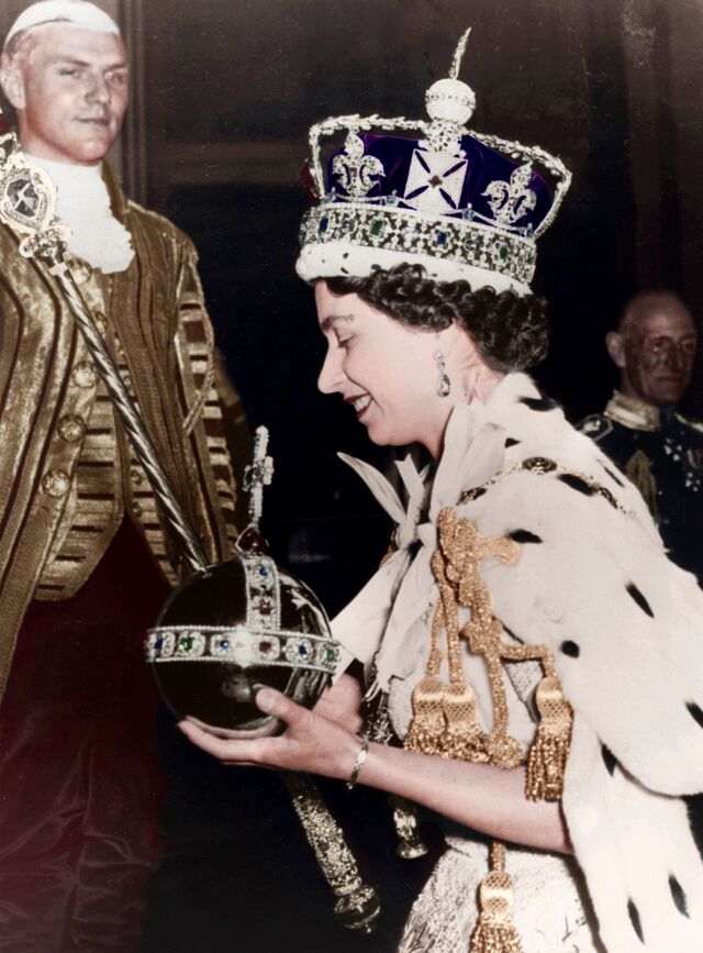 Isabel II no dia da sua coroação em 1953