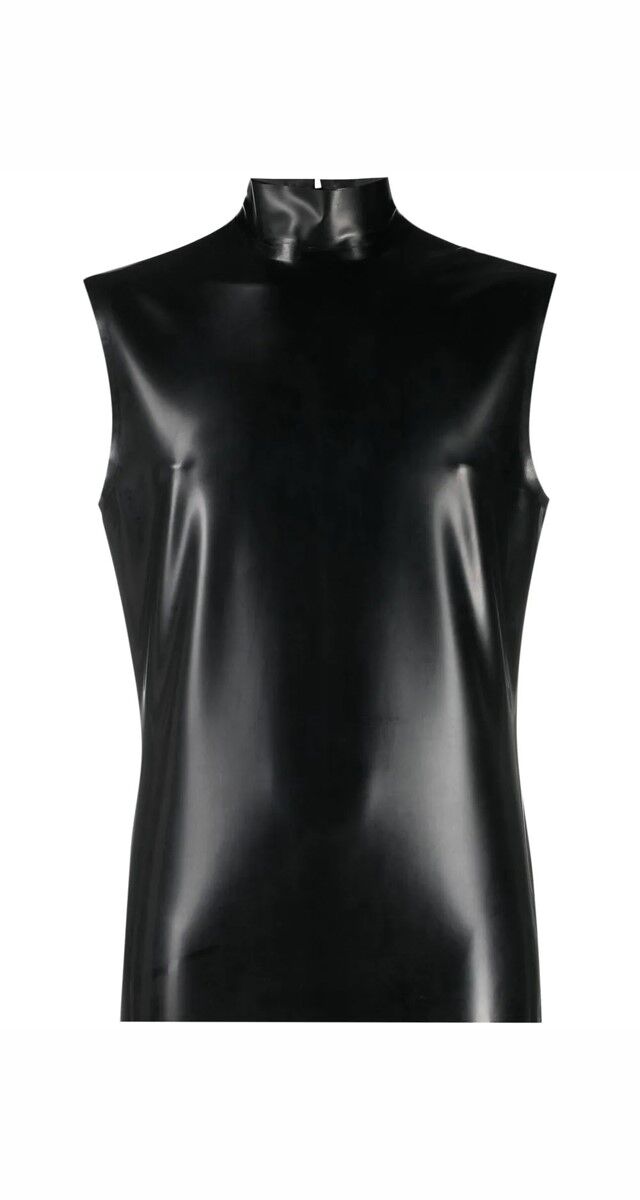 Top em pele falsa, €895, Moschino.