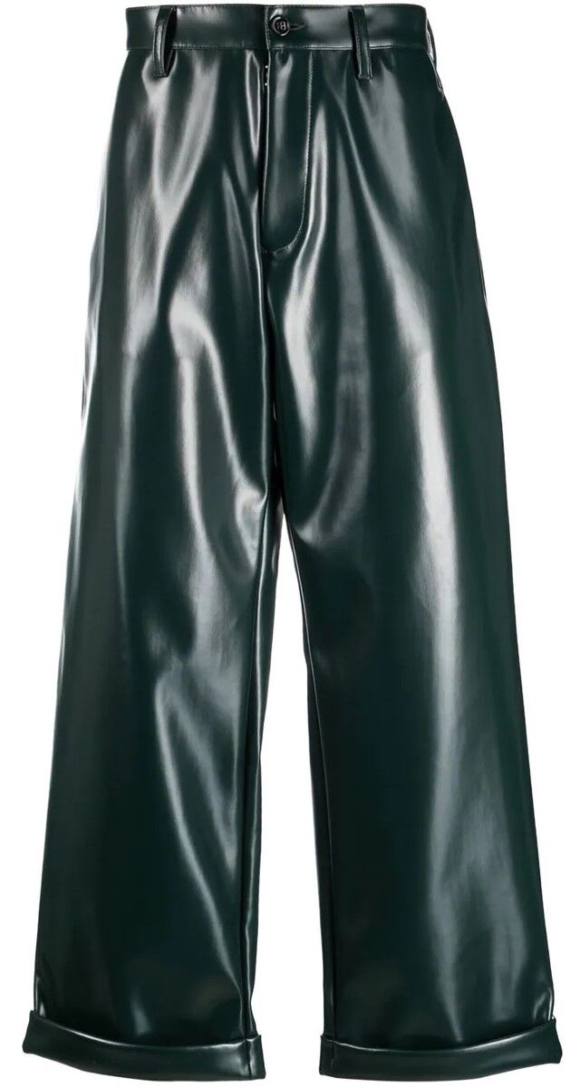 Calças em pele falsa, €490, MM6 Maison Margiela.