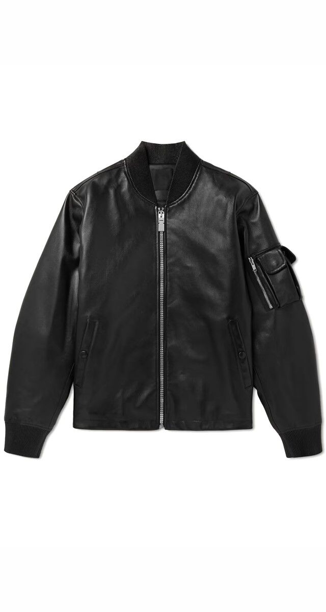 Blusão bomber em pele, €4190, Givenchy.