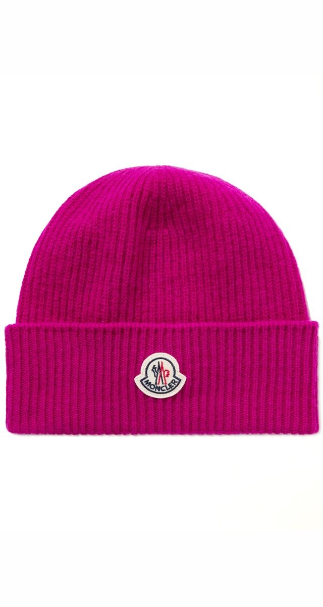 Gorro em malha de lã virgem e caxemira, €215, Moncler.