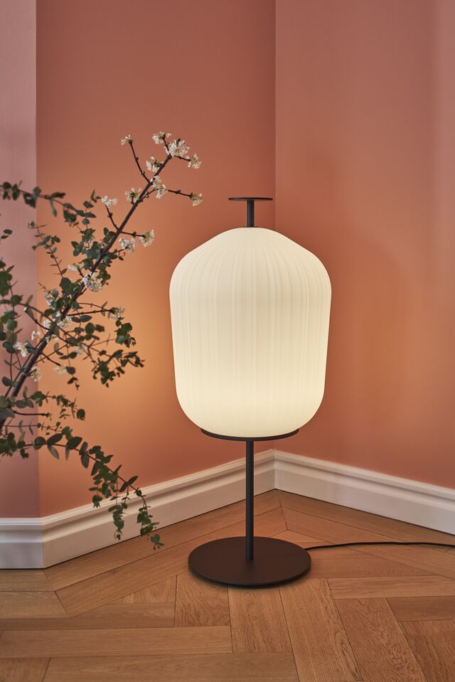Plissée Floor Lamp, desenhado por Sebastian Herkner.