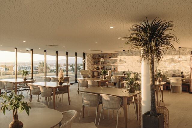 Pure Cafe by Longevity, situado no terceiro andar e com vista panorâmica da baía de Alvor.