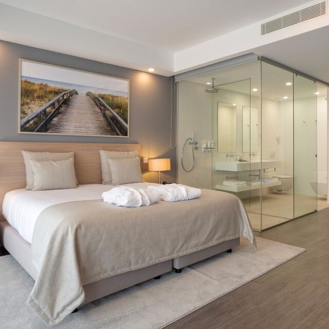 A decoração dos quartos é serena e em tons creme