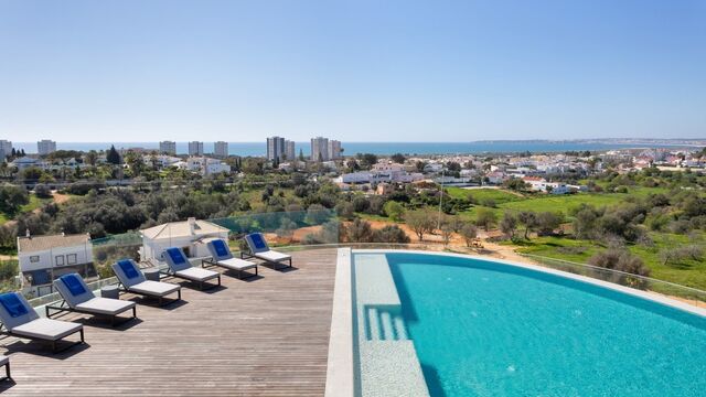 A piscina exterior situa-se no terraço