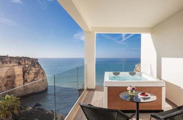 Um exemplo de uma Junior Suite Premium com vista para o mar.
