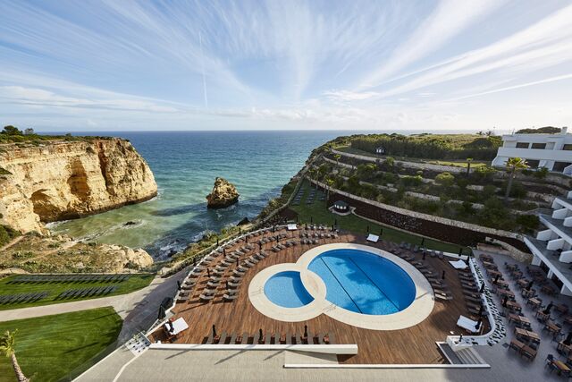 A piscina exterior.