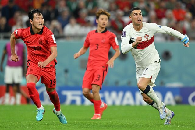 Cristiano Ronaldo e Kim Young-Gwon durante o jogo do Grupo H do Campeonato de Futebol do Mundo da FIFA Qatar 2022 entre a Coreia do Sul e Portugal no Estádio Education City em Al Rayyan, Qatar, 02 de Dezembro de 2022.