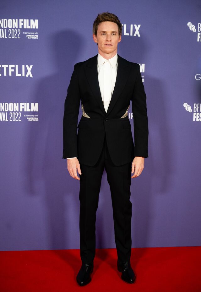 Sem medo de brilhar – Os cristais e as lantejoulas fazem parte dos essenciais esta estação, quer seja em looks integralmente revestidos ou apenas em aplicações.