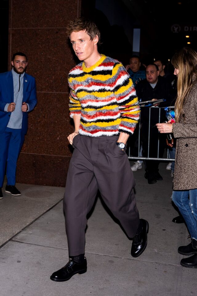 Calças largas – As formas mais confortáveis que ganharam relevo durante a pandemia continuam a ser tendência, agora com bainhas mais curtas. 