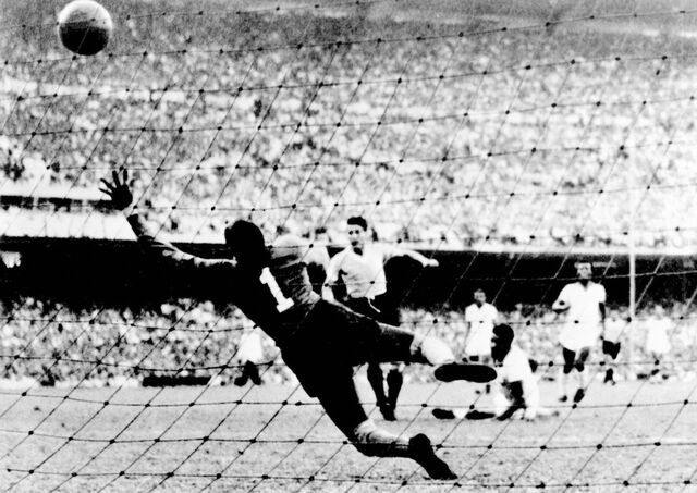 Juan "Pepe" Schiaffino, do Uruguai, marca o primeiro golo contra o Brasil durante o Campeonato do Mundo de 1950 no estádio Jornalista Mário Filho - Maracanã, Rio de Janeiro, 16 de julho de 1950.