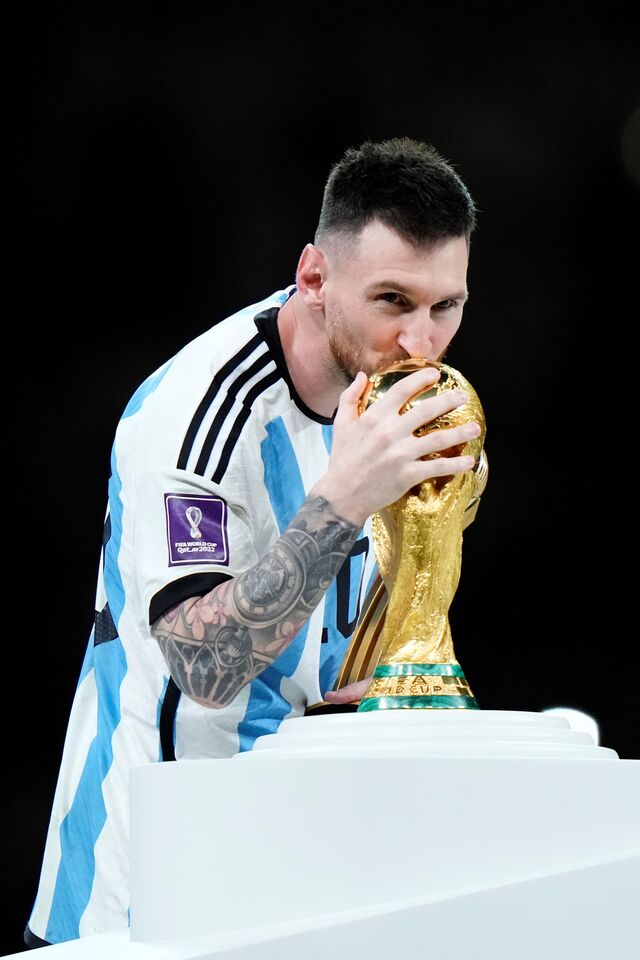 Lionel Messi beija o troféu da Copa do Mundo da FIFA 2022 no Catar, 18 de dezembro de 2022.