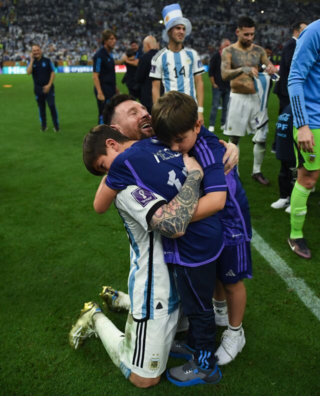 Lionel Messi celebra com os filhos a vitória da seleção argentina na Copa do Mundo da FIFA 2022 no Catar, 18 de dezembro de 2022.