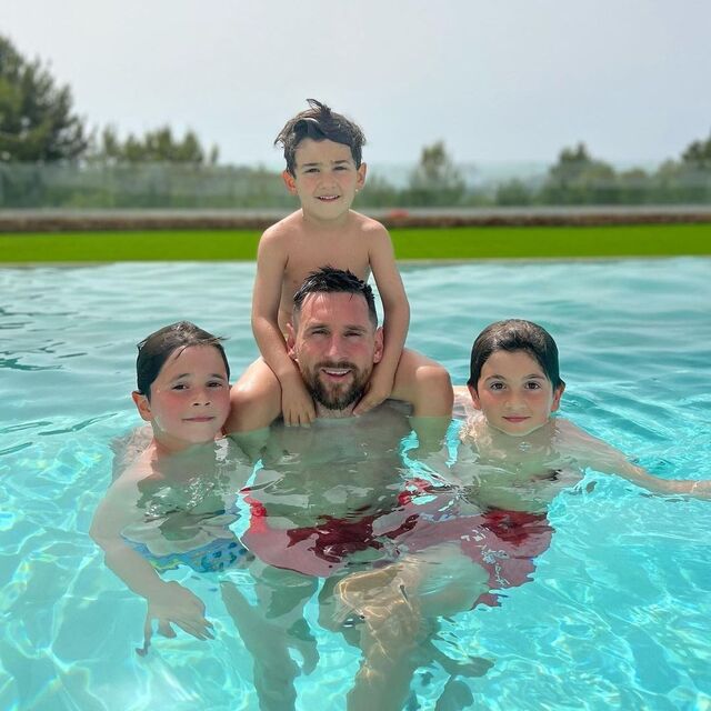Lionel Messi com os filhos em Ibiza