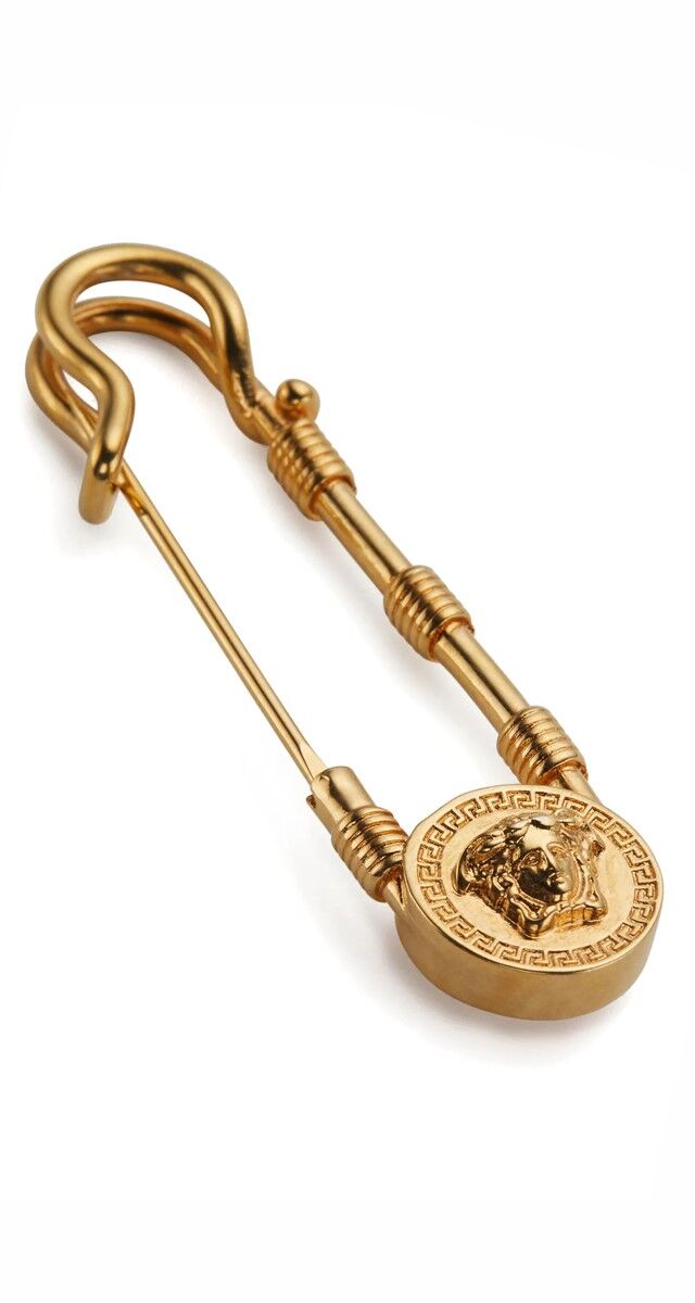 Alfinete em metal, €190, Versace.