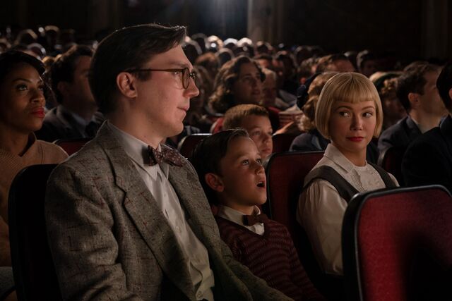 Sam Fabelman ( Gabriel LaBelle) com a mãe Mitzy (Michelle Williams) e o pai Burt (Paul Dano).