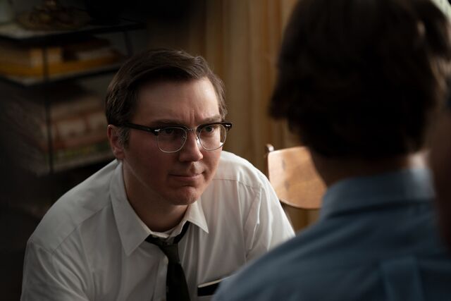O pai de Sam (Burt Fabelman, interpretado por Paul Dano), um engenheiro eletrónico que trabalha em computação e no desenvolvimento de computadores, explica ao filho, com detalhe técnico, exatamente como ocorre essa ilusão."
