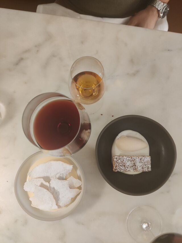 Sobremesas: tatin de marmelos e farófias.