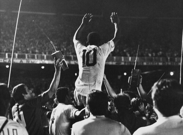 Quando marca o seu milésimo golo, em 1969, no Maracanã.