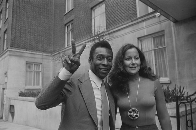 Com uma das suas mulheres, Rosemeri dos Reis Cholb, em 1973.
