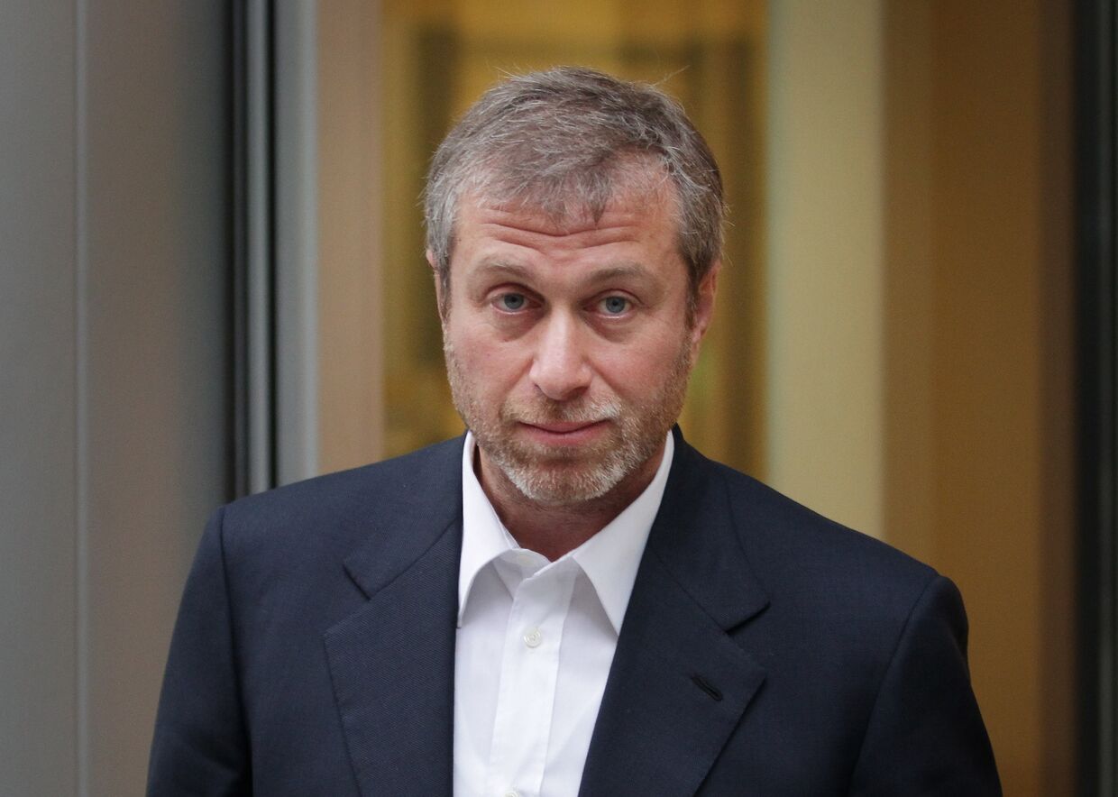 Roman Abramovich a sair do Tribunal Supremo em Londres, Inglaterra, a 4 de Outubro de 2011.