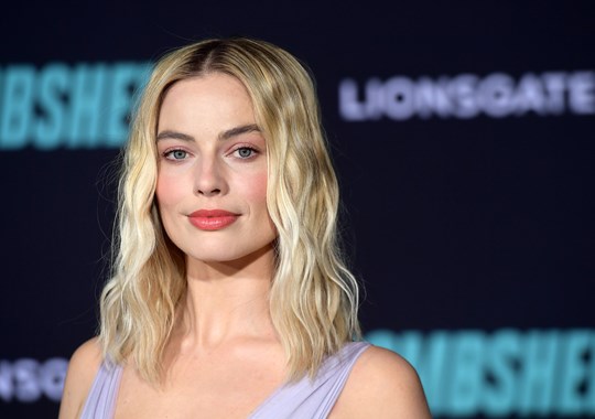 A impressionante coleção de automóveis de Margot Robbie