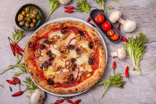 A cozinha italiana está a cargo do siciliano Roberto Mezzapelle, Campeão do Mundo de Pizza em 2002.