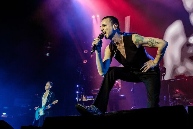 Dave Gahan (lado direito) e Martin Lee Gore (lado esquerdo) dos Depeche Mode em 2018.