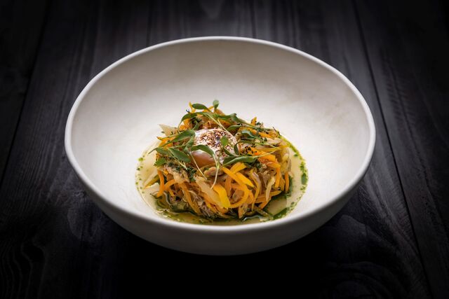 Pato de escabeche, laranja e gema de ovo braseada.