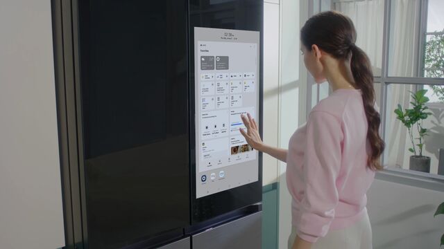 A gestão dos stocks, de receitas e referências pode ser feita facilmente através do ecrã tátil (com câmera) presente na porta do frigorífico.