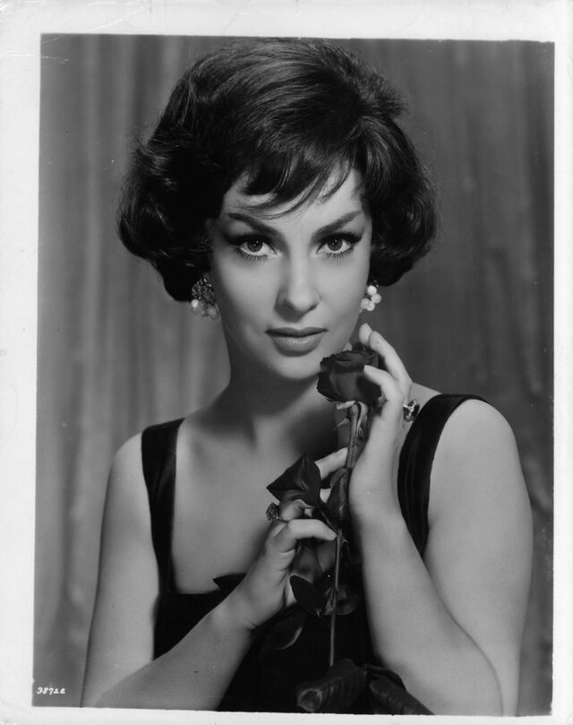 Os papéis que Gina Lollobrigida interpretava valeram-lhe a referência de sex symbol, sendo considerada uma das mulheres mais belas da época, mas era muito mais que isso: talentosa, carismática e sonhadora, tinha uma mente desempoeirada para o seu tempo.