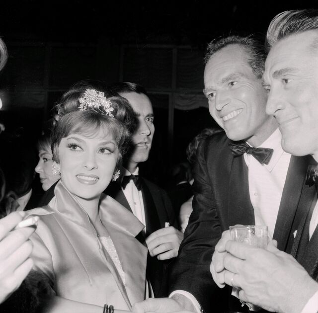 Com um pequeno grupo de amigos numa festa dada pela atriz Elizabeth Taylor no Grand Hotel em Roma, 1961.