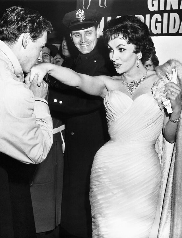 Com um fã na estreia do seu filme 'A Mais Bela do Mundo' (1955) em Nova Iorque.