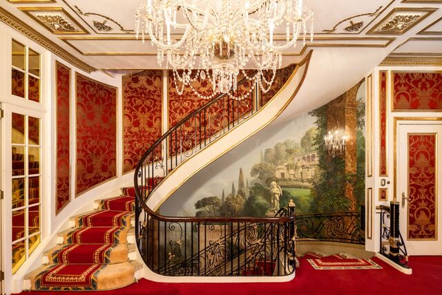 Os seis andares são acessíveis através de majestosas escadarias ou por um elevador privado.