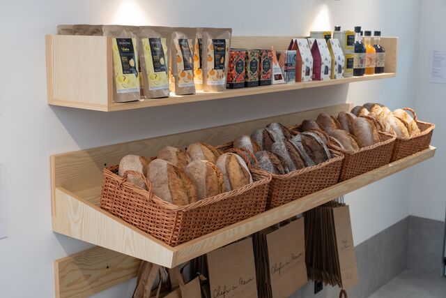 A loja tem ainda uma área de mercearia complementar com produtos recomendados pelos chefs.