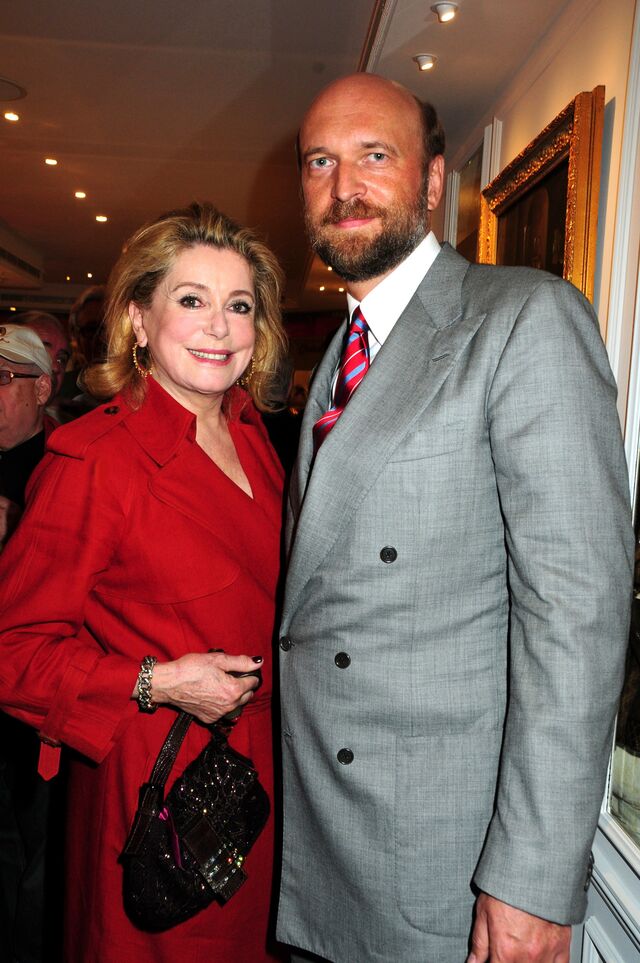 Sergei Pugachev com a atriz Catherine Deneuve na festa de lançamento da loja Hediard Monaco em Monte Carlo, maio de 2010.