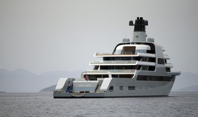 Solaris, o iate de luxo privado do russo Roman Abramovich, ancorado ao largo da costa de Yalikavak, Mugla, Turquia, em abril de 2022.