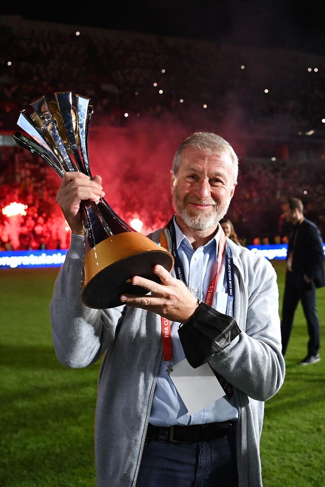 Roman Abramovich, antigo proprietário do clube de futebol Chelsea, celebra depois da vitória da sua equipa durante a final do Campeonato Mundial de Clubes da FIFA EAU 2021 nos Emirados Árabes Unidos, fevereiro de 2022.
