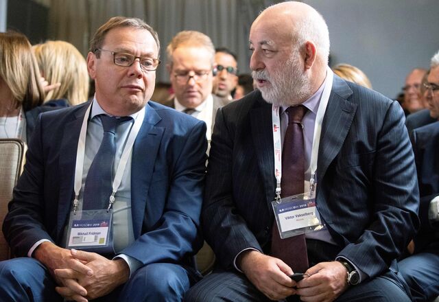 Mikhail Fridman (lado esquerdo) e o CEO da Renova, Viktor Vekselberg, durante uma conferência da fundação israelita Keren Hayesod em Moscovo, setembro de 2019.