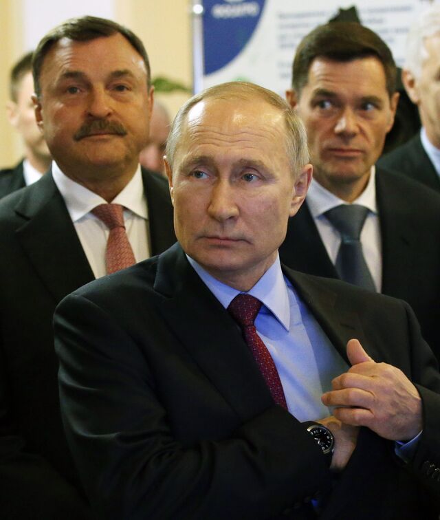 Vladimir Putin com Andrey Guryev (no lado esquerdo) e Andrei Mordashov (no lado direito) em Cherepovets, Rússia, a fevereiro de 2020.