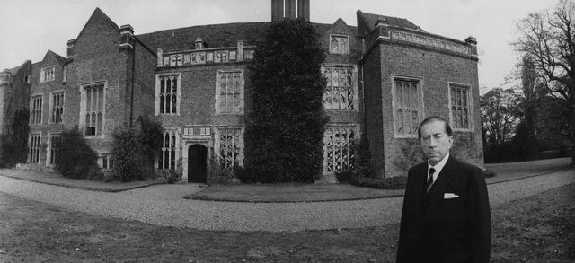 J. Paul Getty no jardim de Sutton Place em Inglaterra, outubro de 1959.