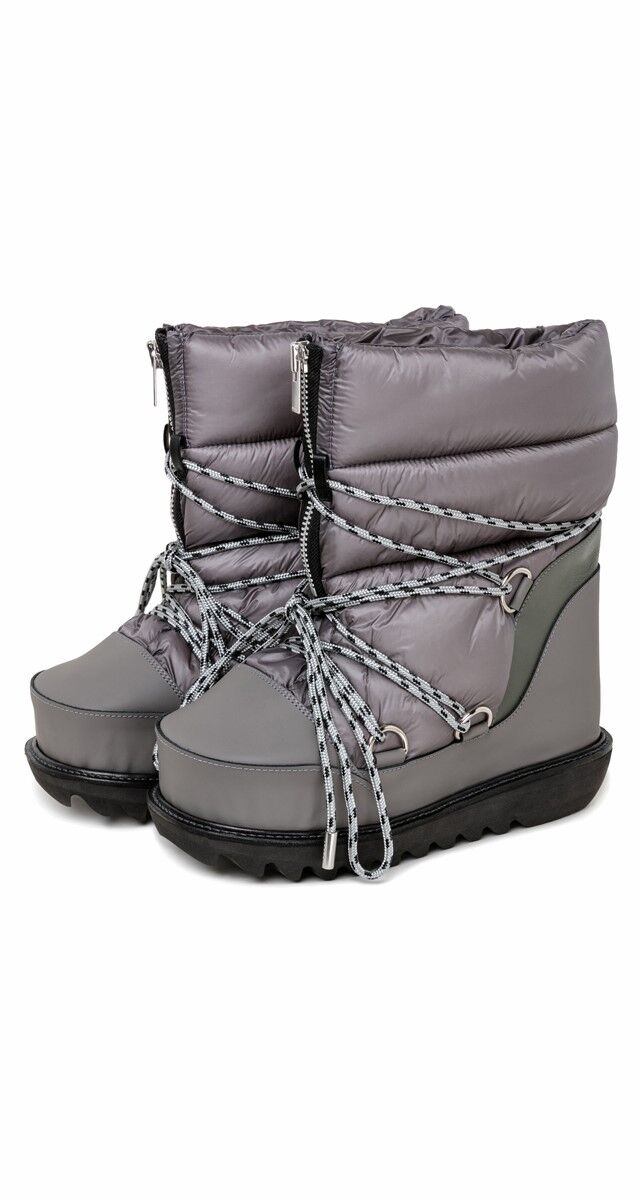 Botas impermeáveis com pele, €1210, Sacai.