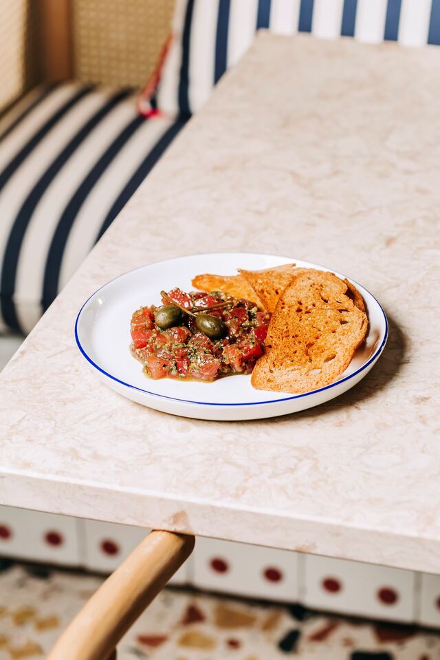 Tártaro de atum com tostas de pão alentejano (€14)