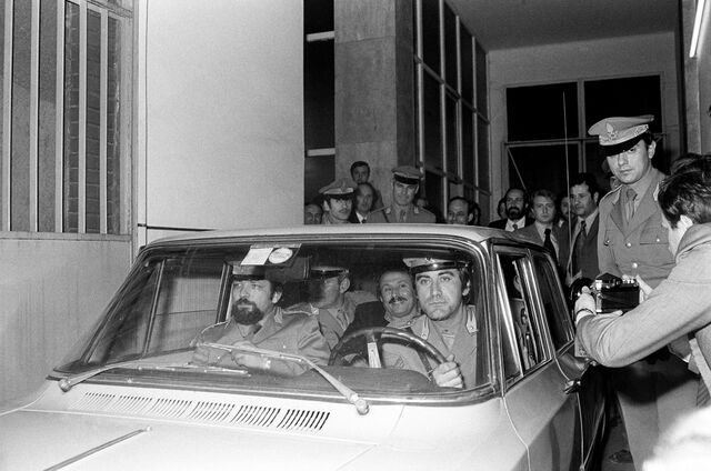 Três homens da Guardia di Finanza com o criminoso Luciano Leggio, também conhecido como Liggio, em 1974.