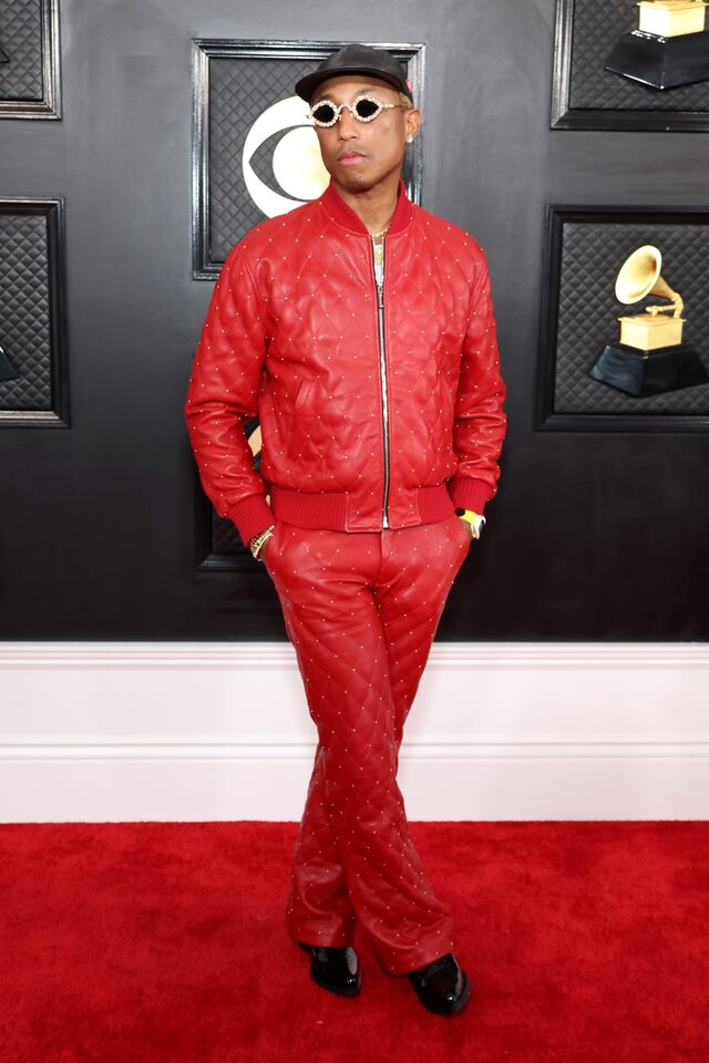 Pharrell Whilliams, o veterano da entrega de prémios Grammy vestiu um look da Ernest W Baker.