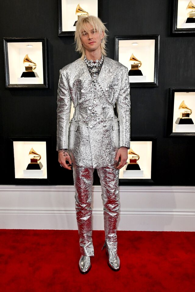 Machine Gun Kelly brilhou com um fato metalizado da nova coleção de inverno de Dolce & Gabbana.