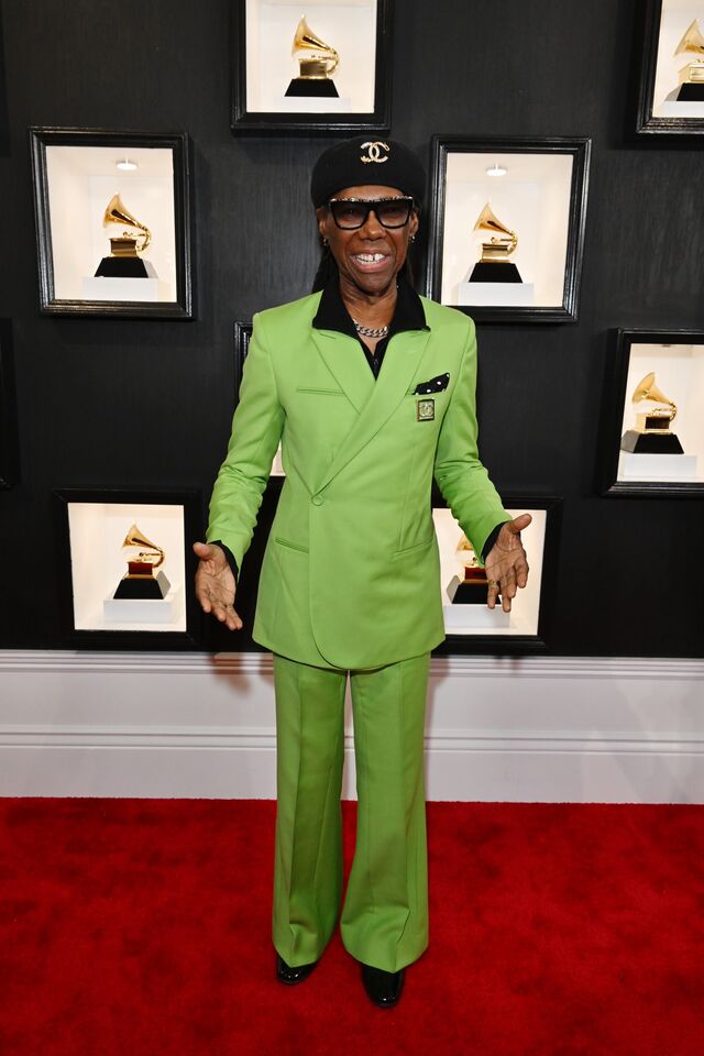 Nile Rodgers tornou a passadeira mais colorida com um fato Dior Homme e acessórios Chanel.