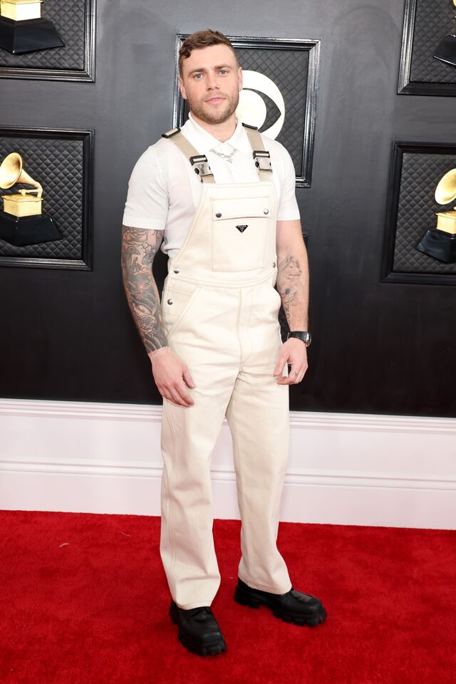 Gus Kenworthy mostrou como uma jardineiras também podem ir aos Grammy, com um look Prada.
