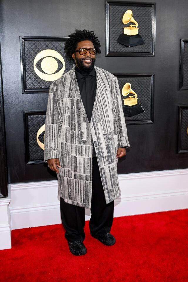 Questlove apostou na marca Zegna com um casaco estampado que contrastava com as escolhas essenciais da camisa e calças pretas.