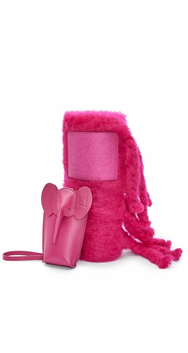Bolsa Elefante em pele com cachecol em mohair, €1100, Loewe.
